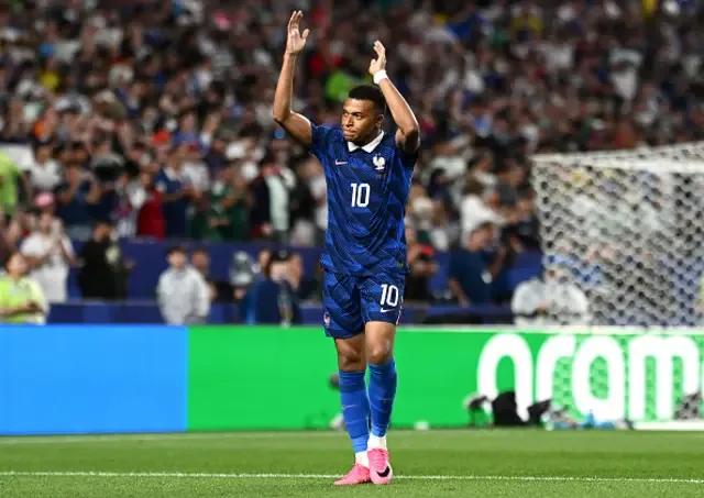 Mbappe Bawa Prancis Lolos Babak 32 Besar Piala Dunia 2026 Setelah Kalahkan Irak Kylian Mbappe #10 of France applauds fans as he walks off the pitch