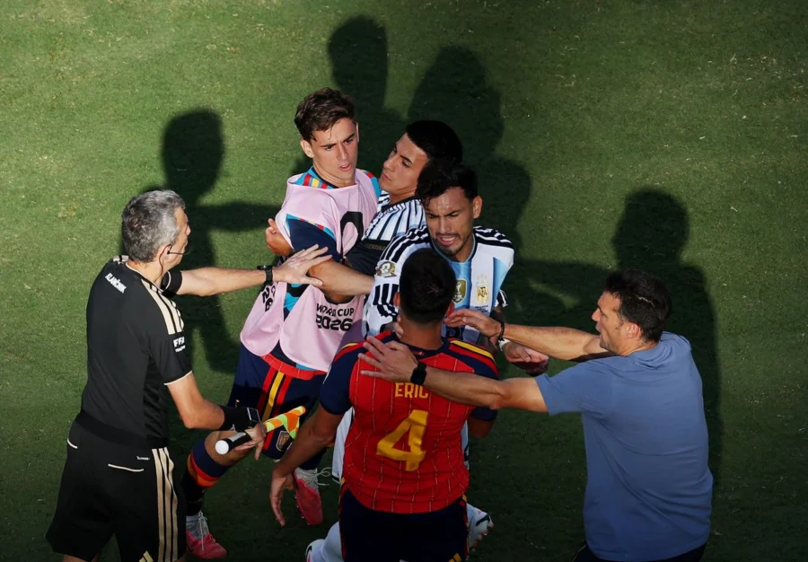 Final Piala Dunia 2026 Berakhir Ricuh: Bintang Argentina Lemparkan Pukulan Usai Spanyol Juara Leandro Paredes and Eric Garcia